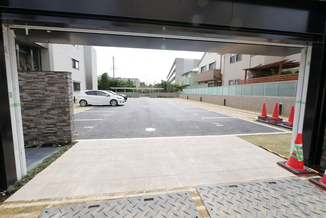 芦屋市平田町の賃貸マンションの駐車場