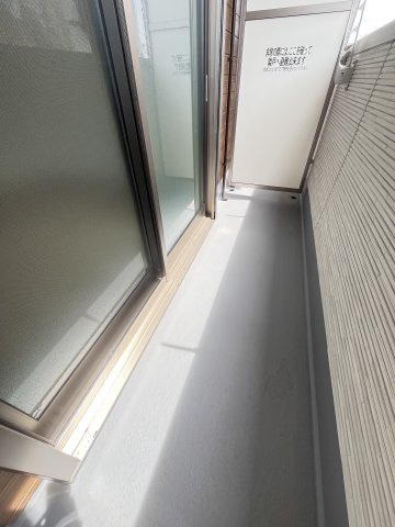 大阪市城東区鴫野東３丁目のアパートのバルコニー