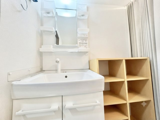 渦ヶ森コーポ壱号館の独立洗面台|忙しい朝の味方、独立洗面台を完備しています。鏡の左右には歯ブラシや化粧品を並べられる便利なポケット付きです。（CG加工による家具消しを行っております。）