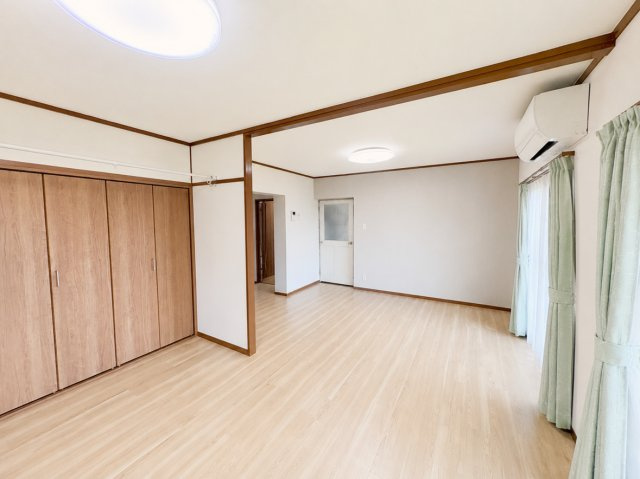渦ヶ森コーポ壱号館の居間・リビング|広々としたリビングダイニングです。壁一面に大型のクローゼットを完備しているため、お洋服や日用品をすっきり収納でき、お部屋を最大限広く使えます。（CG加工による家具消しを行っております。）