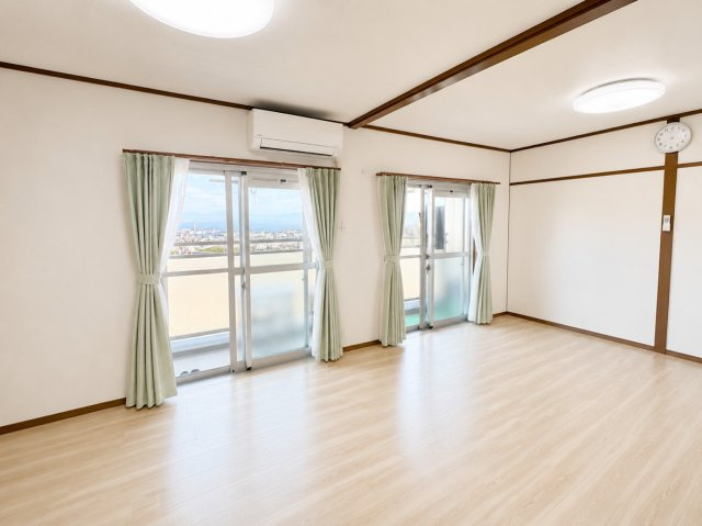 渦ヶ森コーポ壱号館の居間・リビング|南側バルコニーに面するリビングです。
気持ちの良い陽の光と風が安らぐ空間を作ってくれます。
（CG加工による家具消しを行っております。）