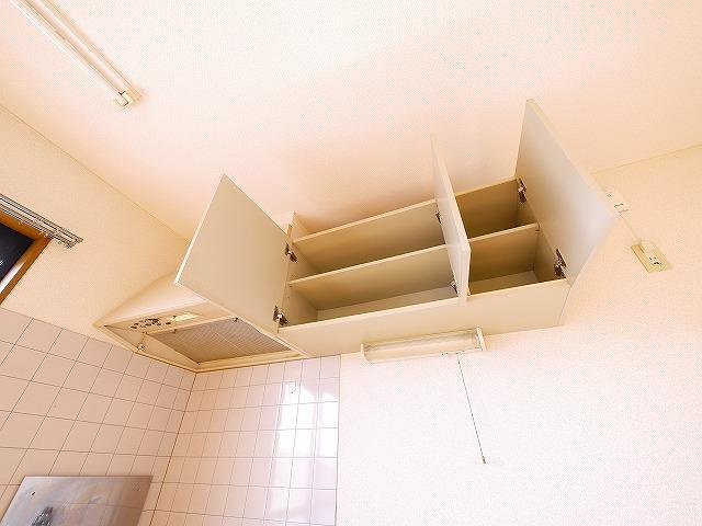 コンフォルト平松のキッチン|キッチン上収納です