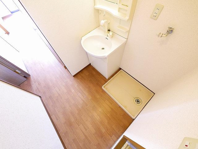 コンフォルト平松の設備|ゆったりとスペースのある洗面所