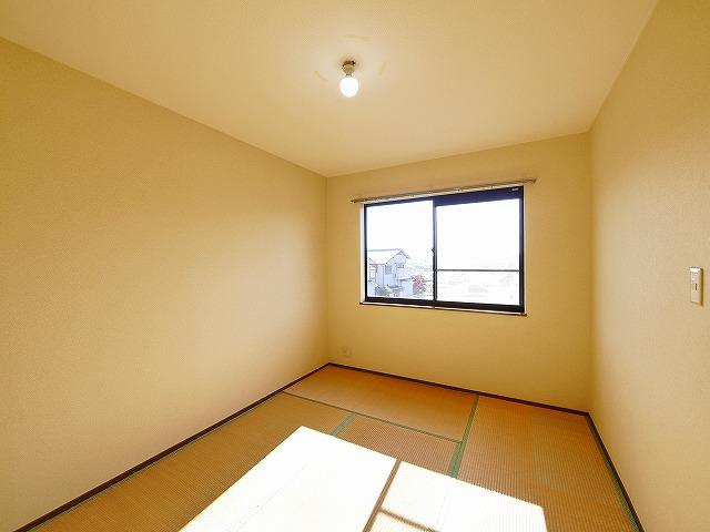 コンフォルト平松の和室|畳の上でゆっくりとくつろげる和室です
