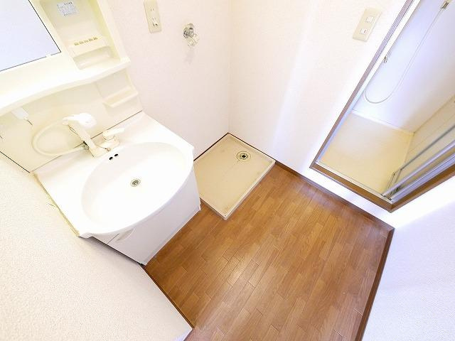 コンフォルト平松の独立洗面台|明るい洗面所です