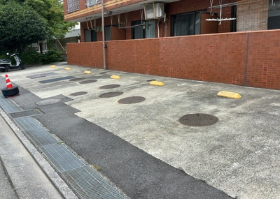 【駐車場】 | リバティーパレス相武台前 | 車一台あたりに必要なスペースは、標準サイズの普通自動車で横幅2m50cm、長さ5mは必要になります。ただし、乗降のことも考慮して横幅3m30cm、長さ5m50cmほどは確保できるところを選びましょう。
