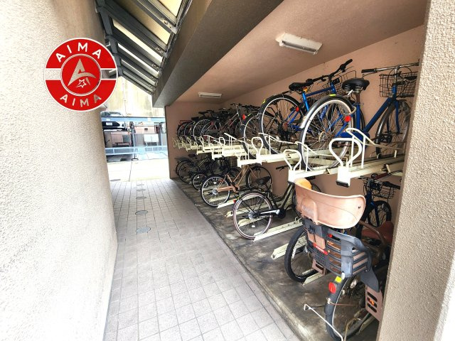 ペルル奈良屋の駐輪場|屋根付きの駐輪場なので雨の日でも安心です。