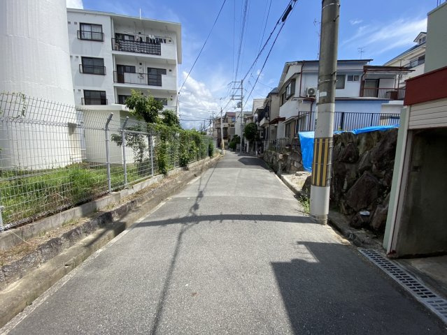 豊中市本町９丁目土地の周辺|前面道路です！南側から撮影！