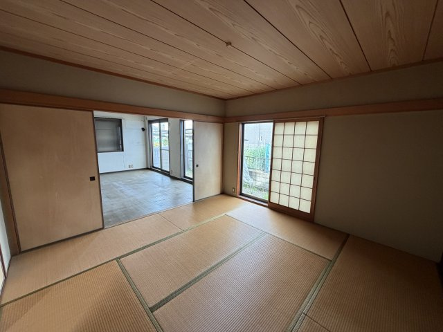 【和室】 | 商業施設と公園が身近に揃う、子育て世帯に嬉しい住環境〜姫路市大津区西土井中古戸建〜 | ゆったりとくつろげる和室です