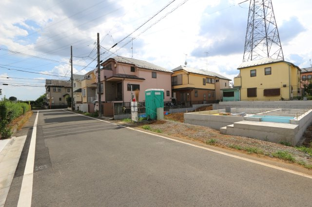 【Cradle garden】国分寺北町第６の外観|人感センサー付玄関灯や防犯カメラがついているので防犯対策にも役立ちます。　
