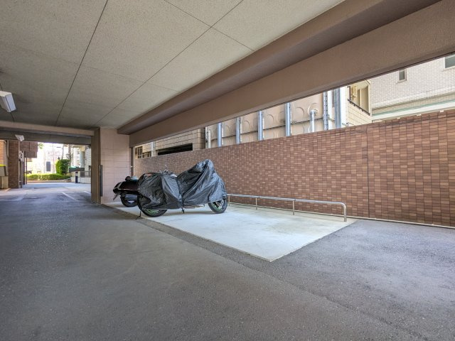 【駐輪場】 | コモダスパッソ天神 | 共用部にはバイク置き場が設置されています♪　空き状況については担当までお問い合わせください。