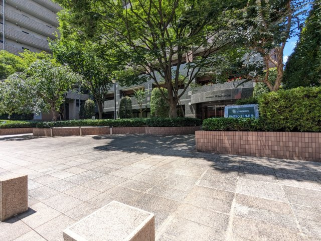 【エントランス】 | コモダスパッソ天神 | 共用エントランス前の敷地がゆったりとあります。緑豊かな高級感と開放感のある設計です♪