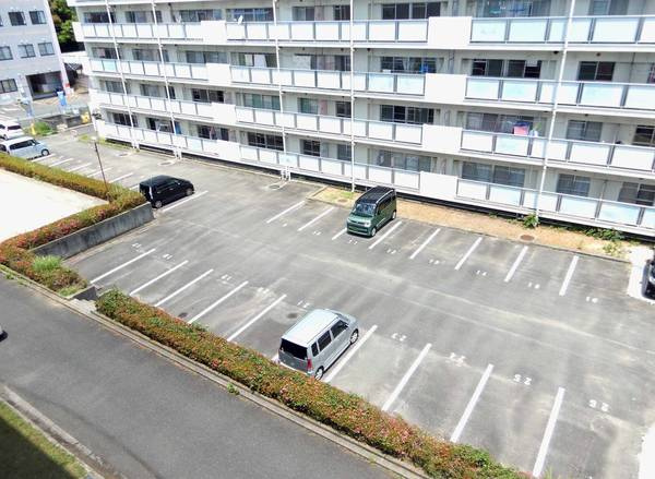 ビレッジハウス伊川2号棟の駐車場