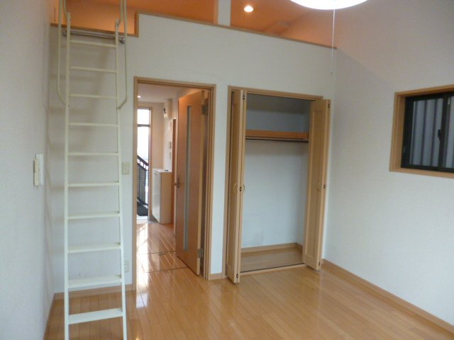 府中市多磨町１丁目のアパートの収納