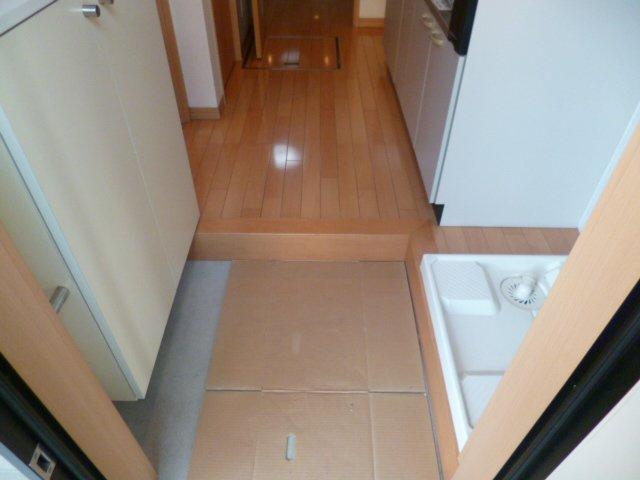 府中市多磨町１丁目のアパートの玄関