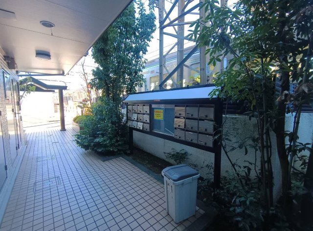 府中市白糸台６丁目のアパートのエントランス