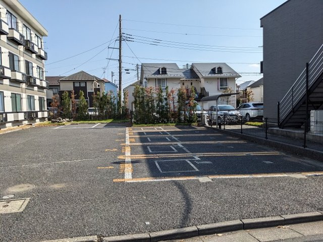 府中市白糸台６丁目のアパートの駐車場