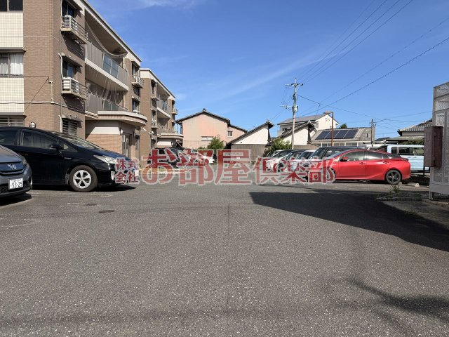 プレリュードA棟の駐車場|駐車スペースもあります