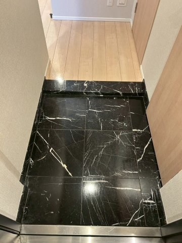 メゾンカルム本郷の玄関