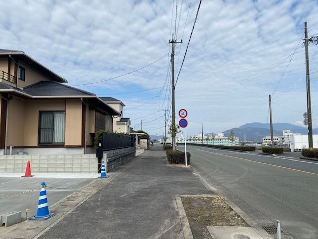 【前面道路含む現地写真】 | 小郡市三国が丘３丁目　戸建て | 並列で2台分の駐車スペースがあるので複数台お持ちでも素早く入出庫ができます