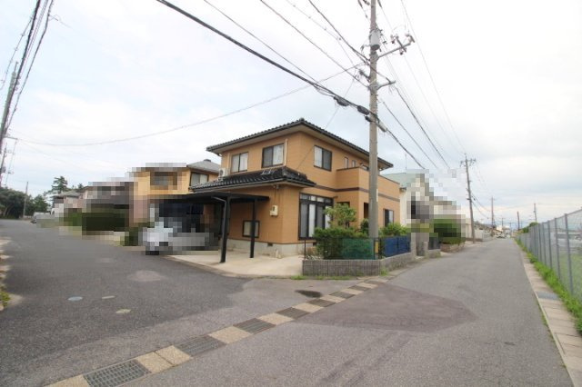 夜見町古家付土地の前面道路含む現地写真|南西角地になります。