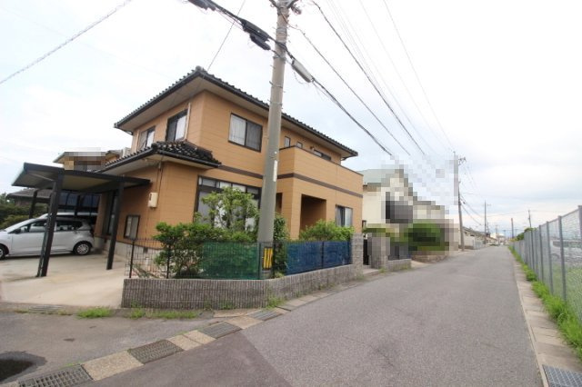 夜見町古家付土地の前面道路含む現地写真|南西側道路は公道になり幅員約4.6ｍになります。