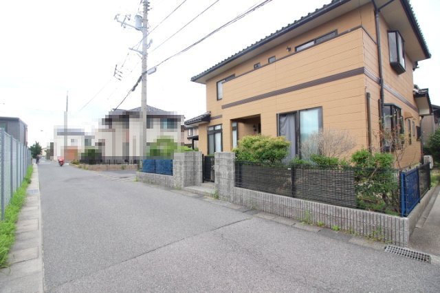 夜見町古家付土地の周辺|道向かいは大山ハムの敷地になり、建物もなく開けた景色になります。