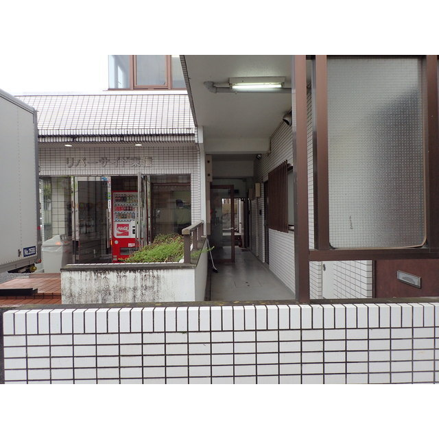 リバーサイド東信のエントランス