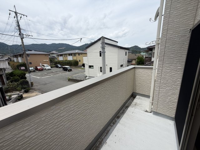 【バルコニー】 | 福岡市西区野方２丁目 戸建て | 2階のバルコニーは洗濯物も干せるスペースがあります