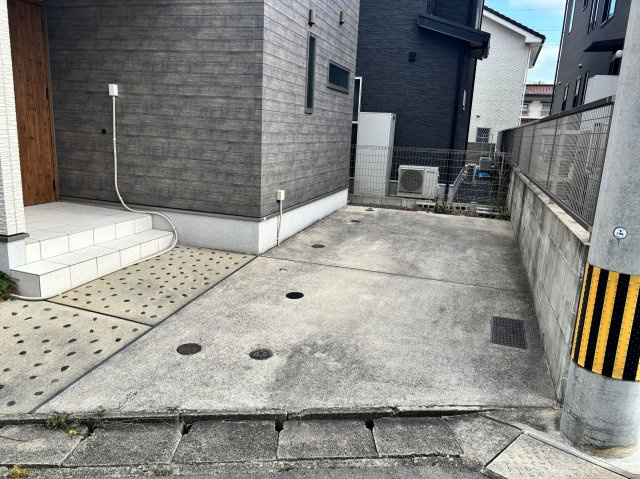 【駐車場】 | 福岡市西区野方２丁目 戸建て | 玄関前に一台分の駐車場。玄関からの乗り降りがスムーズにできます