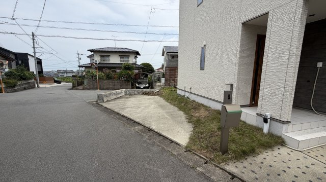 【駐車場】 | 福岡市西区野方２丁目 戸建て | もう一台の駐車場も玄関までの動線もスムーズで、お車の出し入れがしやすい配置です
