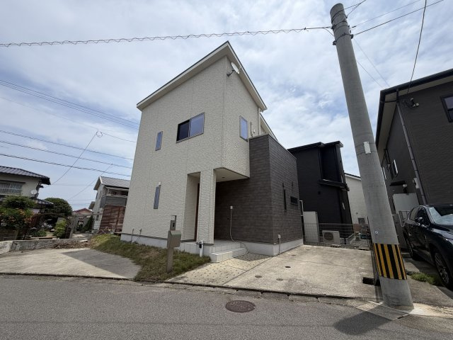 【外観】 | 福岡市西区野方２丁目 戸建て | 2020年築のまだまだキレイな一戸建て。落ち着いた配色と洗練された外観が魅力です