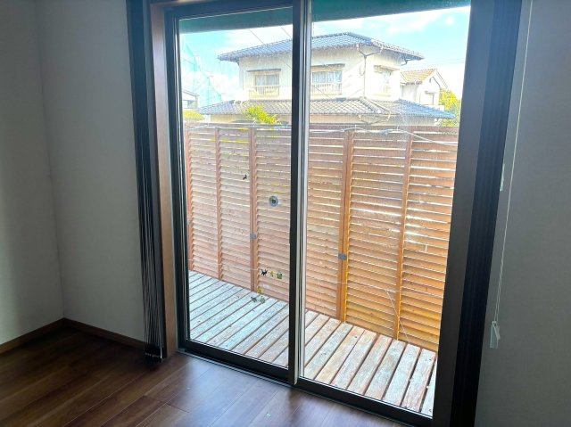 【バルコニー】 | 福岡市西区野方２丁目 戸建て | リビングから出られるウッドデッキが設置されています