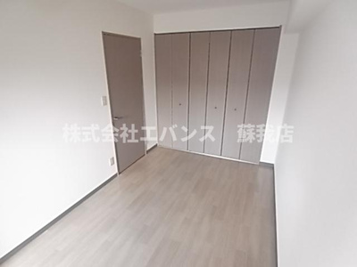 【寝室】 | シャトーイノハナ | 広くて明るい寝室