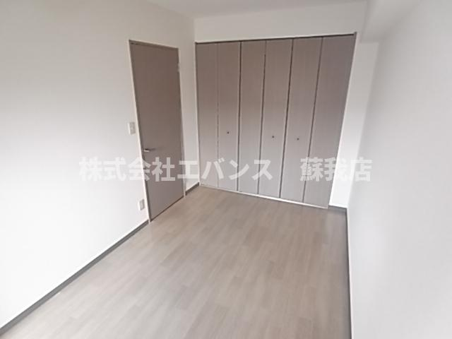 【寝室】 | シャトーイノハナ | 広くて明るい寝室