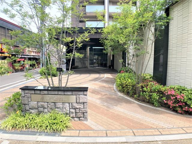 敷地内に緑があり、植栽の連なりが作り出す美しい景観も見る事ができます