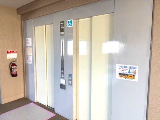 鴫野コーポ四号棟のその他共用部分|共用エレベーターです