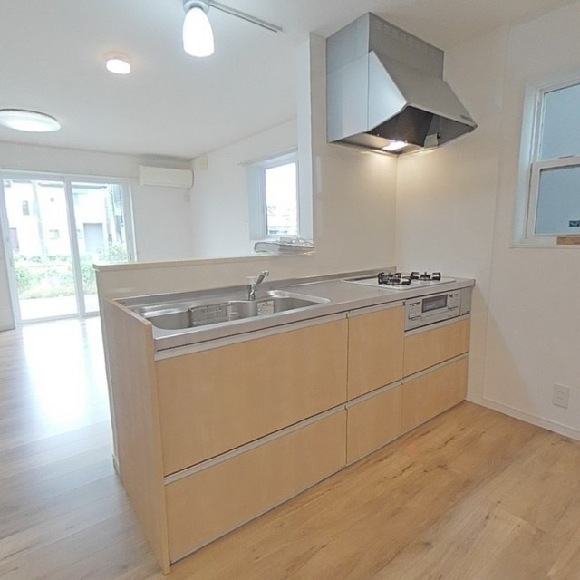 岐阜市切通２丁目の一戸建てのキッチン|システムキッチン（三口コンロ）