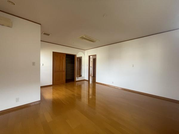 【洋室】 | 全居室には収納を完備！普段使いのお洋服や小物はもちろん、季節物のお洋服などもしっかりと整理整頓おしまい頂けます。居室空間をより広く隅々までお使いいただけますね♪