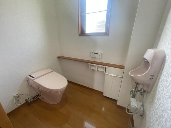 【トイレ】 | 窓があるので、換気しやすく匂いもこもりません♪暗くなりがちなトイレも明るいですよ♪