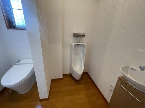 【トイレ】 | 2階にもトイレがあります。
1階にわざわざ降りなくて済むので重宝しますよ♪

