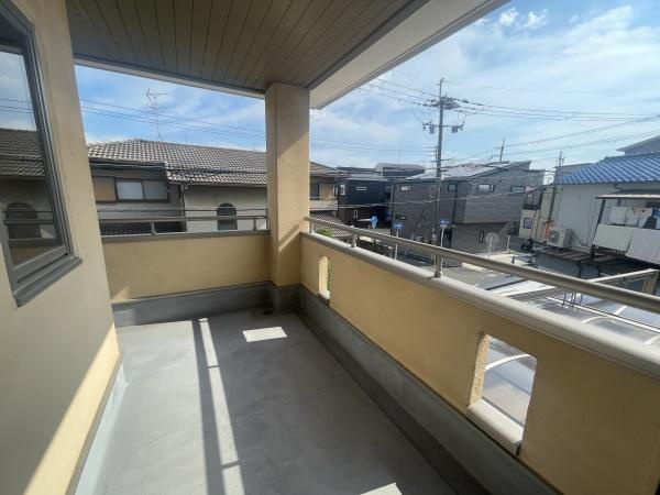 【バルコニー】 | 物干しセットを追加すれば、一度にたくさんのお洗濯物が干せるのが魅力！
太陽の光と爽やかな風を受けたお洗濯物はあっという間に乾き、取りこむ時には太陽の匂いを感じられそうですね♪