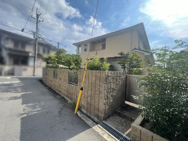 【前面道路含む現地写真】 | 低層の一戸建てを中心とした街並みが整然と続き、周辺は高い建物が建っていないので、採光や開放性に恵まれる環境です。