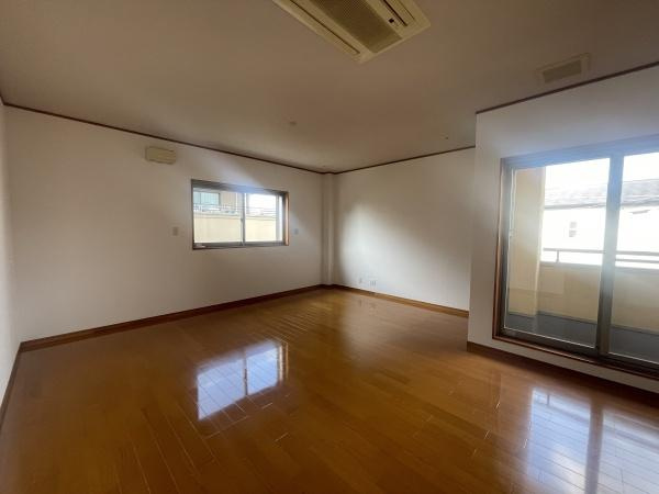 【寝室】 | 大きな窓からたっぷりの日差しが降り注ぐ明るい室内です。気持ちの良い朝日を受けて、目覚めの良い健康的な朝を迎えられそうです。 