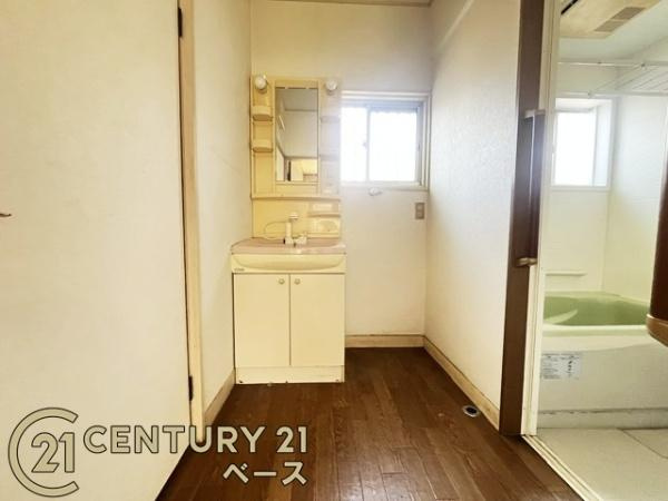 磯城郡川西町結崎　一戸建の独立洗面台|■現地撮影写真■浴室隣接のゆとりのある洗面スペース！
