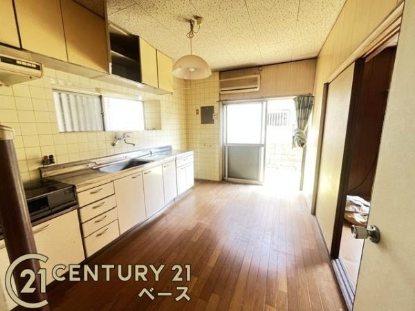 磯城郡川西町結崎　一戸建の居間・リビング|■現地撮影写真■隣が洋室8条なので続けて使うことでＬＤＫ１４帖に！