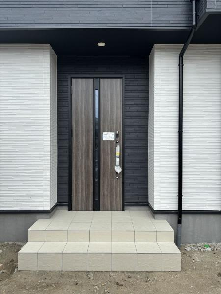 碧南市霞浦町　全10棟・4号棟の玄関|訪れる人を心地よく迎え入れます。