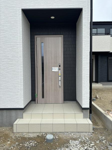 碧南市霞浦町　全10棟・7号棟の玄関|訪れる人を心地よく迎え入れます。