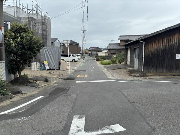 碧南市霞浦町　全10棟・10号棟の前面道路含む現地写真|前面道路です。