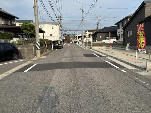 高浜市論地町2期　全1棟・1号棟の前面道路含む現地写真|前面道路です。